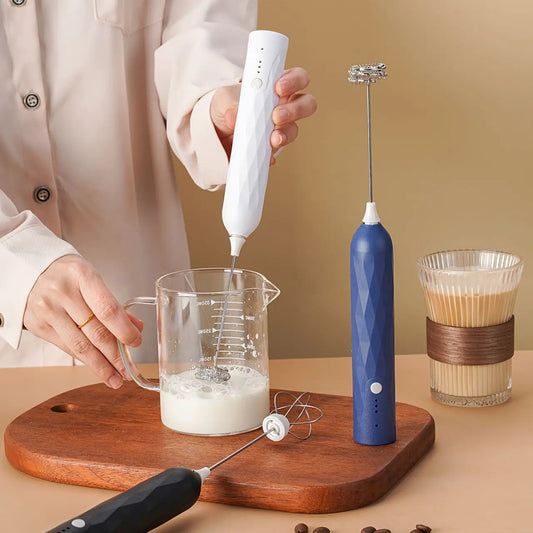 Mousseur à Lait Électrique Rechargeable – 3 Vitesses + 2 Têtes Amovibles